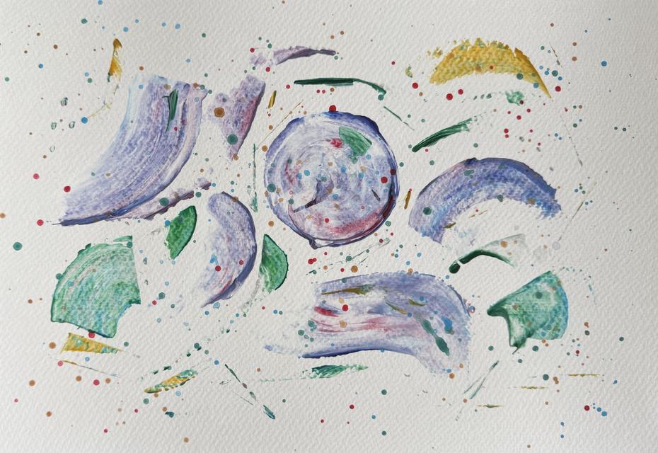 Abstraktes Gemälde aus fliederblauen Sichelstrichen um eine runde Form in der Mitte, mit grünen Zeichen und kleinen bunten Punkten auf dem Papier.
