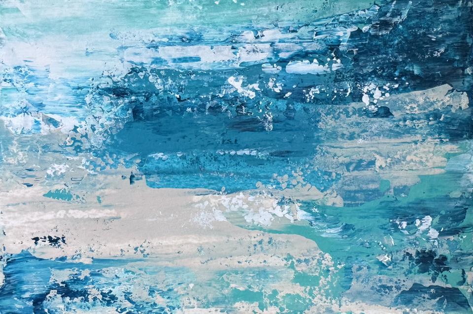 Abstraktes Gemälde aus waagerechten Bändern in Türkis, tiefem Blau und Weiß, mit weißen Sprenkeln und einem hellen sandfarbenen Band nahe dem unteren Rand, wie Wasser, das auf ein Ufer trifft.