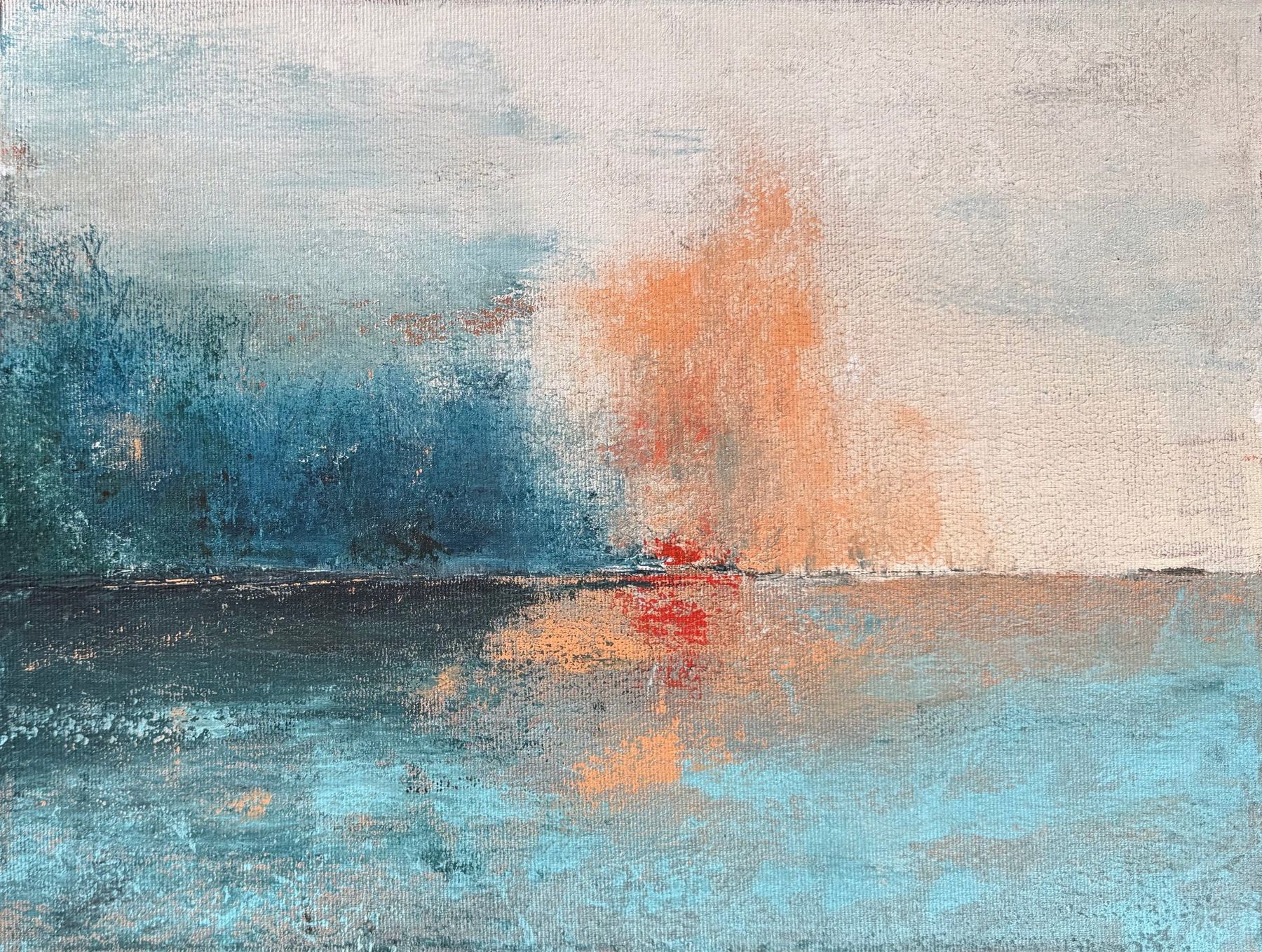 Abstrakte Landschaft mit dunkelblauen Bäumen links, einem weichen orangen Ausbruch in einem hellen Himmel und seiner Spiegelung im blauen Wasser unter einem dunklen Horizont.