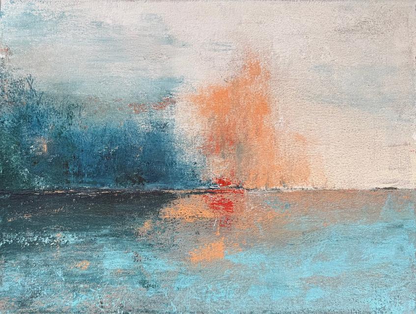 Abstrakte Landschaft mit dunkelblauen Bäumen links, einem weichen orangen Ausbruch in einem hellen Himmel und seiner Spiegelung im blauen Wasser unter einem dunklen Horizont.