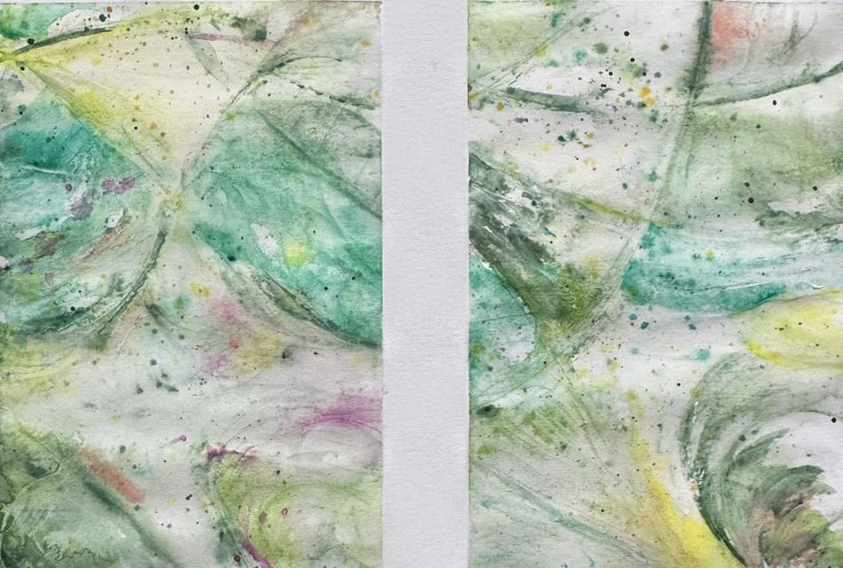 Weiches Aquarell in Grün, Petrol und Gelb mit feinen, sich kreuzenden Linien und kleinen Spritzern, geteilt durch einen senkrechten Streifen unbemalten Papiers.