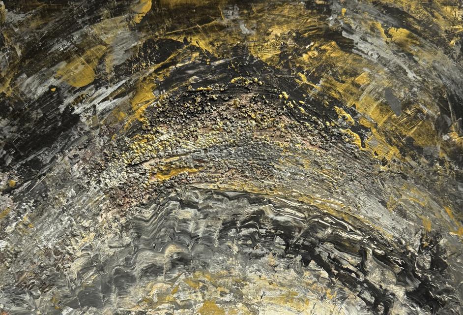 Abstraktes Gemälde in Schwarz, Grau und Gold mit einem weit geschwungenen Bogen aus rauer Kaffeesatz-Struktur über geschichteten, wellenartigen Strichen.