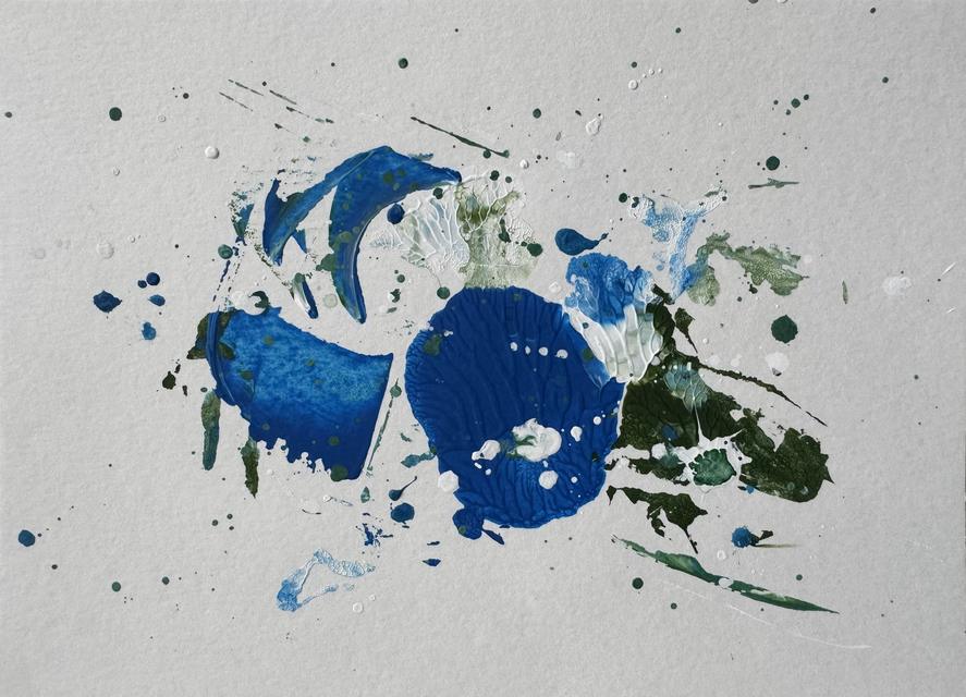 Abstraktes Gemälde mit einer großen tiefblauen Scheibe und einem blauen Keil neben dunkelgrünen Zeichen, weißer Paste und feinen grünen und blauen Spritzern auf grauweißem Papier.