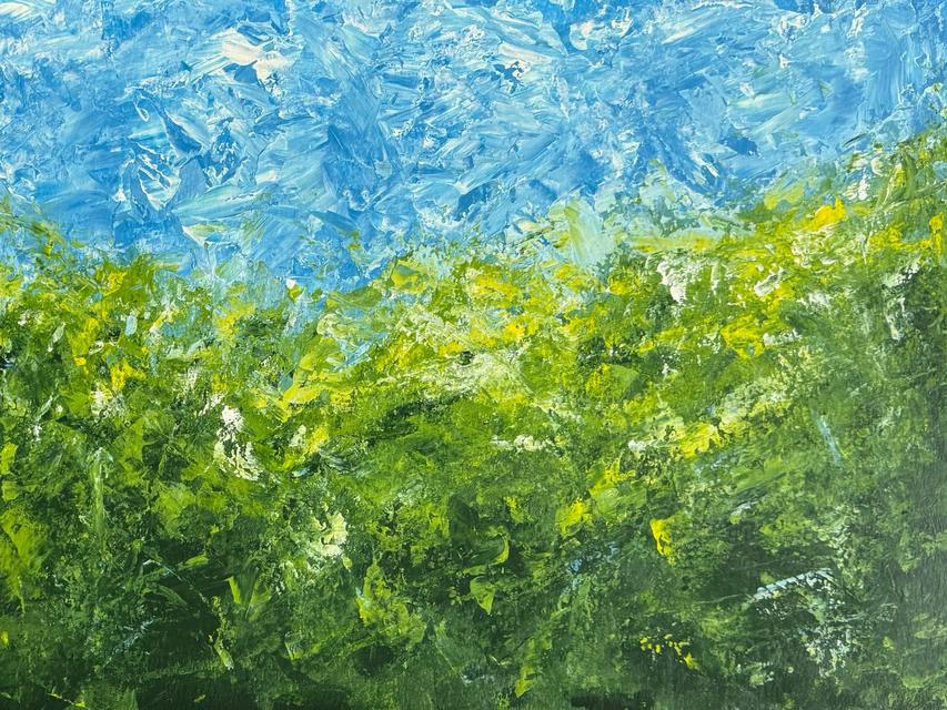 Abstrakte Landschaft mit einem Himmel aus abgekratzten blauen und weißen Strichen über einem üppigen Feld in Grün und Gelb.