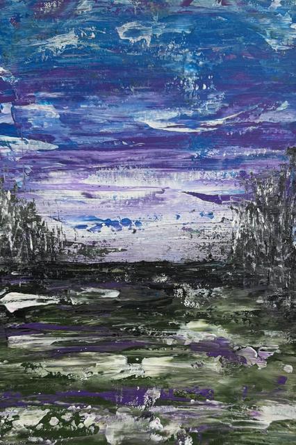 Abstrakte Landschaft mit einem Himmel aus blauen, violetten und weißen Strichen über dunklen Bäumen auf beiden Seiten und einem Boden in Grün und Weiß.