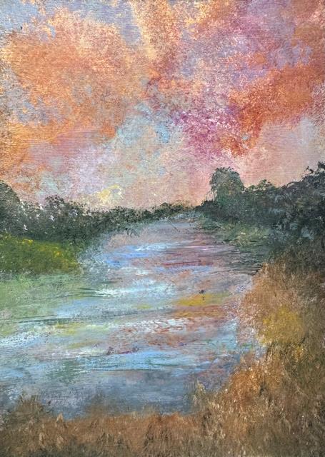 Abstrakte Landschaft mit einem ruhigen Fluss bei Sonnenuntergang: ein rosa und oranger Himmel über dunkelgrünen Bäumen und warmem Schilf im Vordergrund.