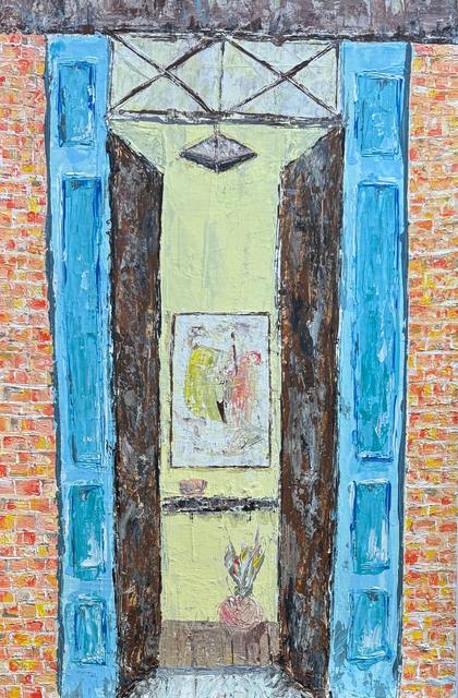 Dick strukturiertes Gemälde einer offenen Tür zwischen blauen Fensterläden und orangefarbenen Backsteinwänden, mit einem gerahmten Bild und einer kleinen Vase mit Blumen in einem hellgelben Raum.