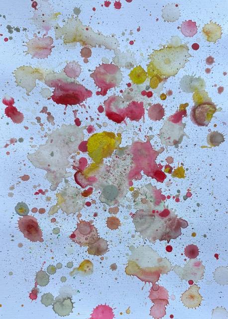 Spritzer und Tropfen in Rot, Rosa, Gelb und Grau, verstreut auf weißem Papier, wie fallende Blütenblätter.
