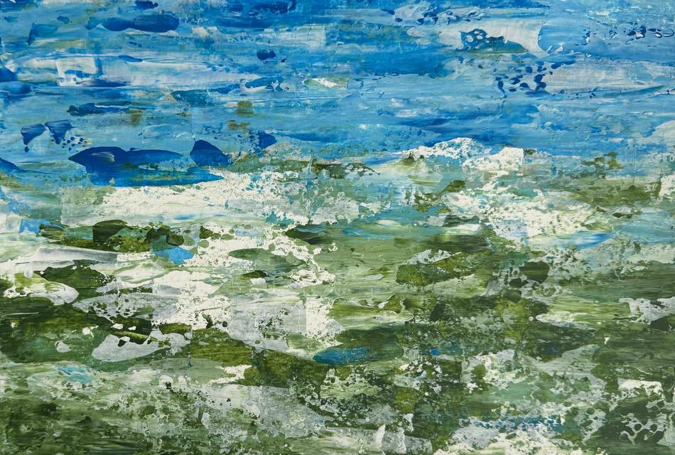 Abstraktes Gemälde mit einem gestreiften blauen Himmel über Flächen in Grün, Petrol und Weiß, wie Wellen, die an einem Ufer brechen.