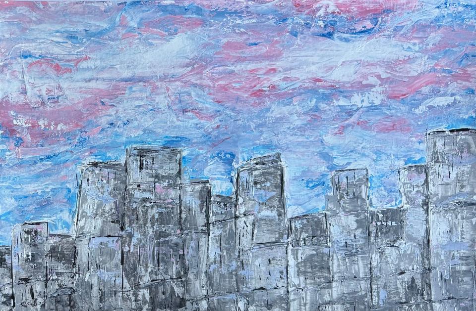 Dick strukturiertes Gemälde einer grauen Stadtsilhouette unter einem Himmel aus verwirbelter rosa, weißer und blauer Farbe.