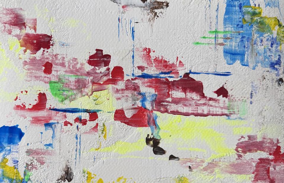 Strukturiertes abstraktes Gemälde mit waagerechten Strichen in Rot, Rosa und Neongelb, blauen Läufern und kleinen schwarzen und grünen Zeichen auf dickem weißem Grund.