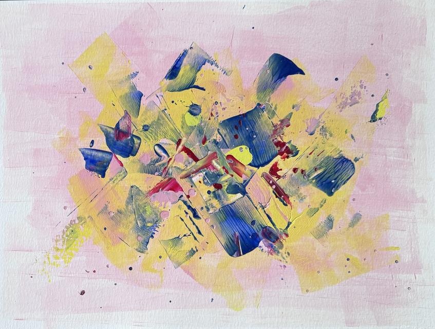 Abstraktes Gemälde aus sich überlagernden gelben und blauen Strichen mit roten Zeichen und kleinen Tropfen über einer weichen rosa Lasur auf weißem Papier.