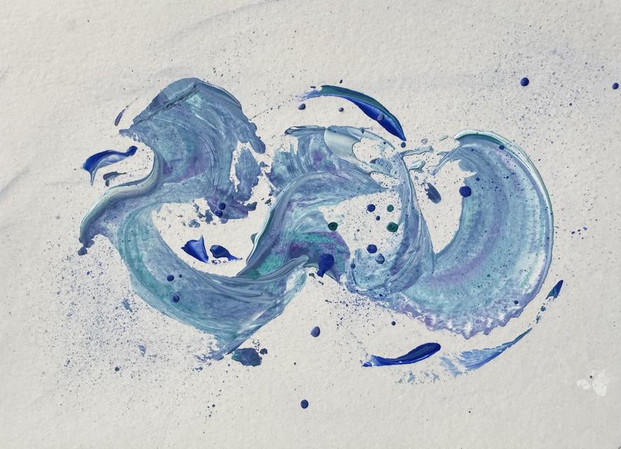 Abstraktes Gemälde aus weit geschwungenen, geschichteten Strichen in Hellblau, Violett und Weiß, die zwei wellenartige Kurven bilden, mit feinen blauen Spritzern auf hellem Papier.