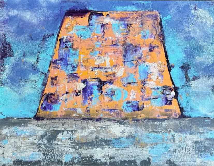 Abstraktes Gemälde eines orangefarbenen Trapezes, geflickt mit blauen und violetten Quadraten, auf grauem Grund unter blauem Himmel.