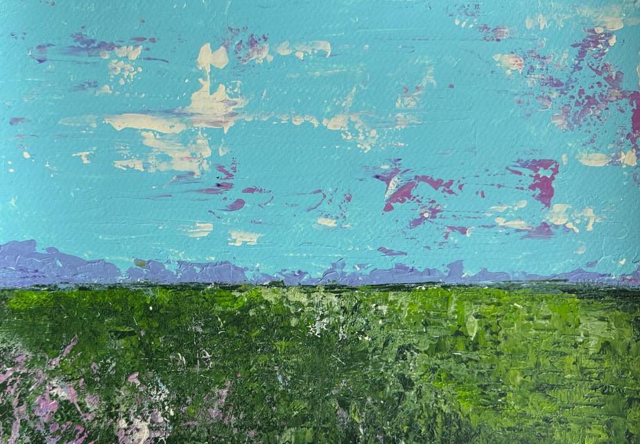 Abstrakte Landschaft mit klarem türkisem Himmel und einigen weißen und violetten Wolken über einem lavendelfarbenen Horizont und einer strukturierten grünen Wiese mit rosa Sprenkeln unten links.
